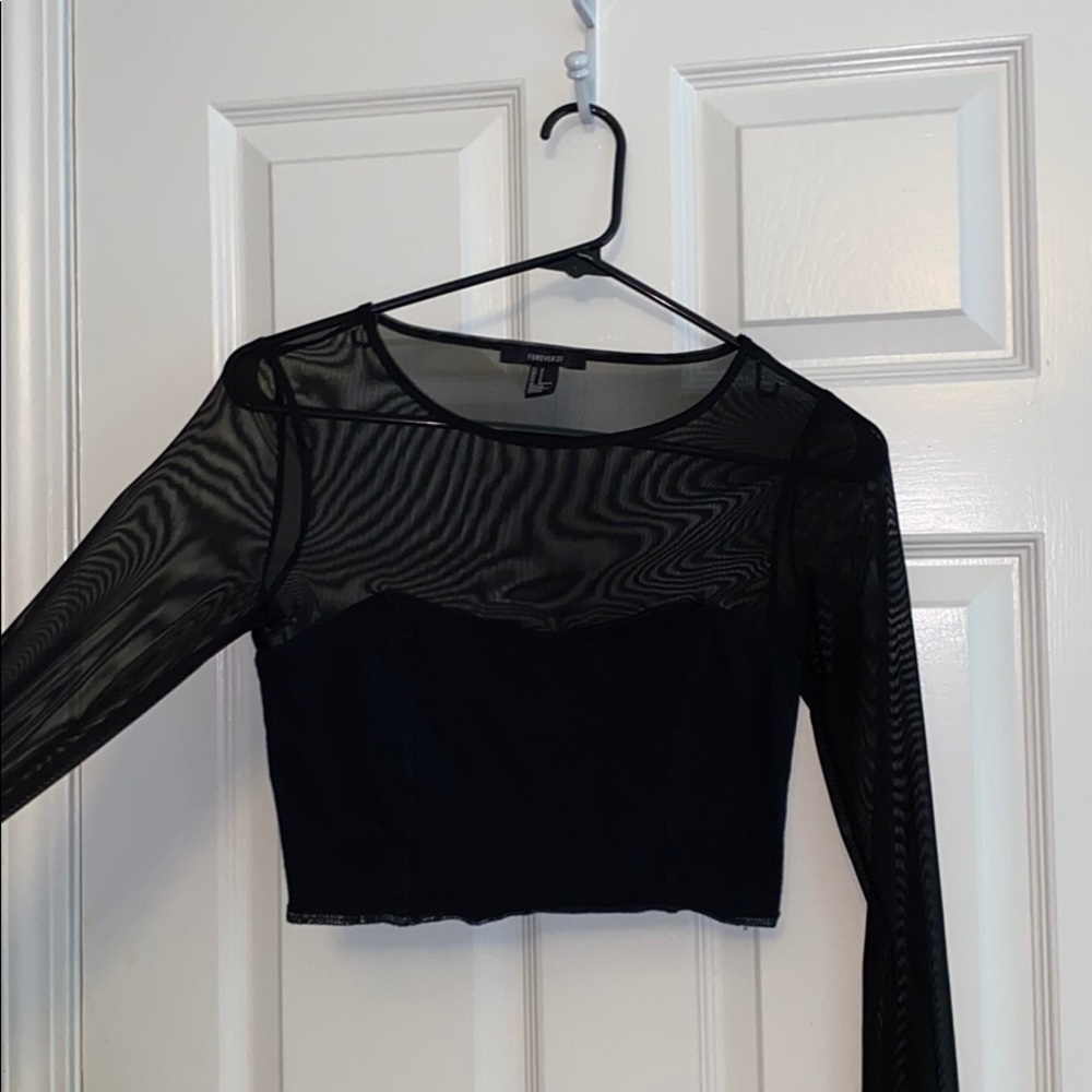 Black long-sleeve crop top